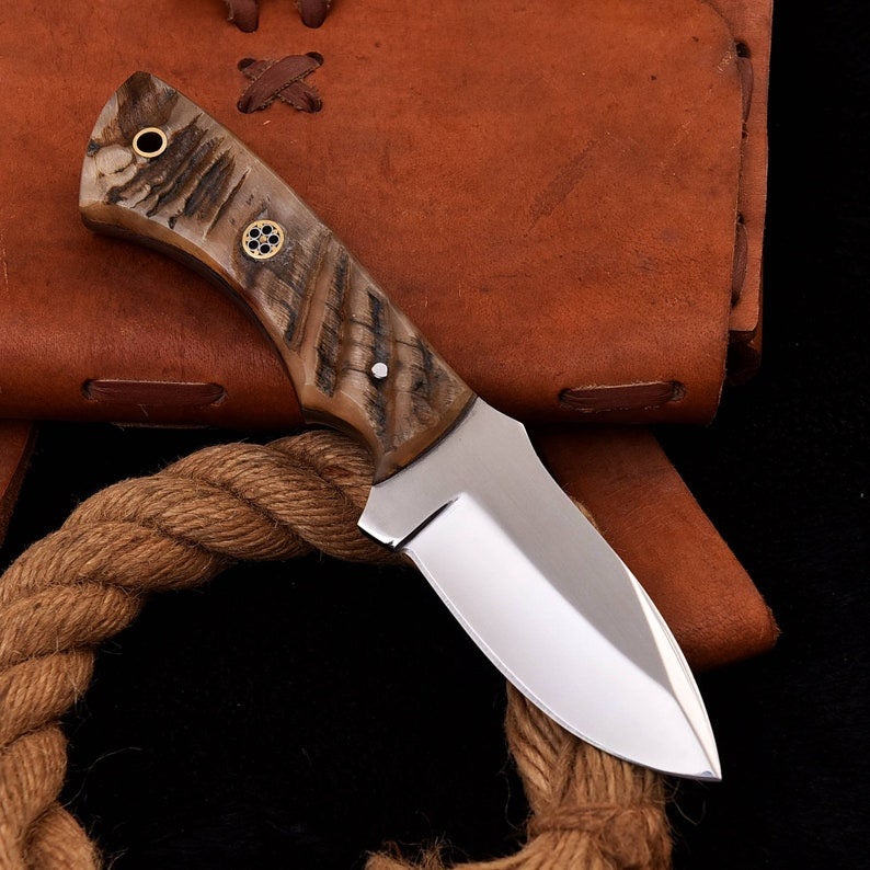 Ram Horn Handle Fixed Blade D2 Steel Steel Skinner Hunting Knife With Leather Sheath