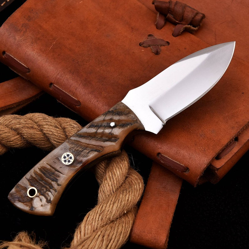 Ram Horn Handle Fixed Blade D2 Steel Steel Skinner Hunting Knife With Leather Sheath