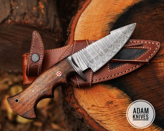 Handmade damascus steel skinner knife