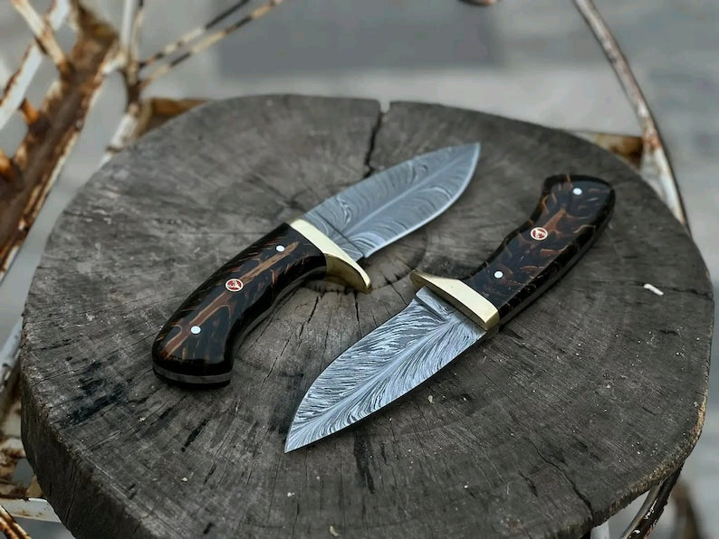 custom handmade damascus steel feather pattern skinner knives,Set of skinner knives,With leather sheath cover Pair Of Knives