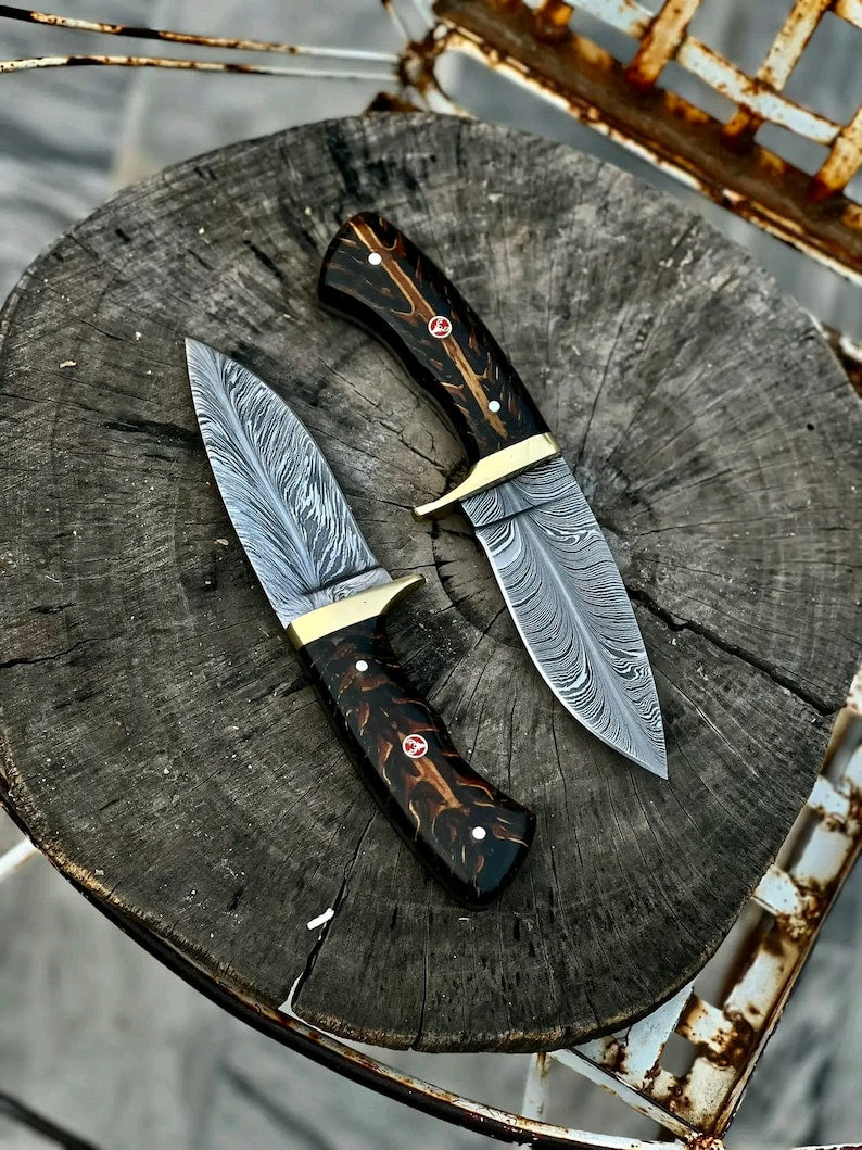 custom handmade damascus steel feather pattern skinner knives,Set of skinner knives,With leather sheath cover Pair Of Knives